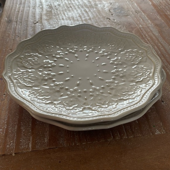 The Pioneer Woman Farmhouse Lace Linen Scalloped 8.5” Salad Plates Set Of 2 - Picture 2 of 3
